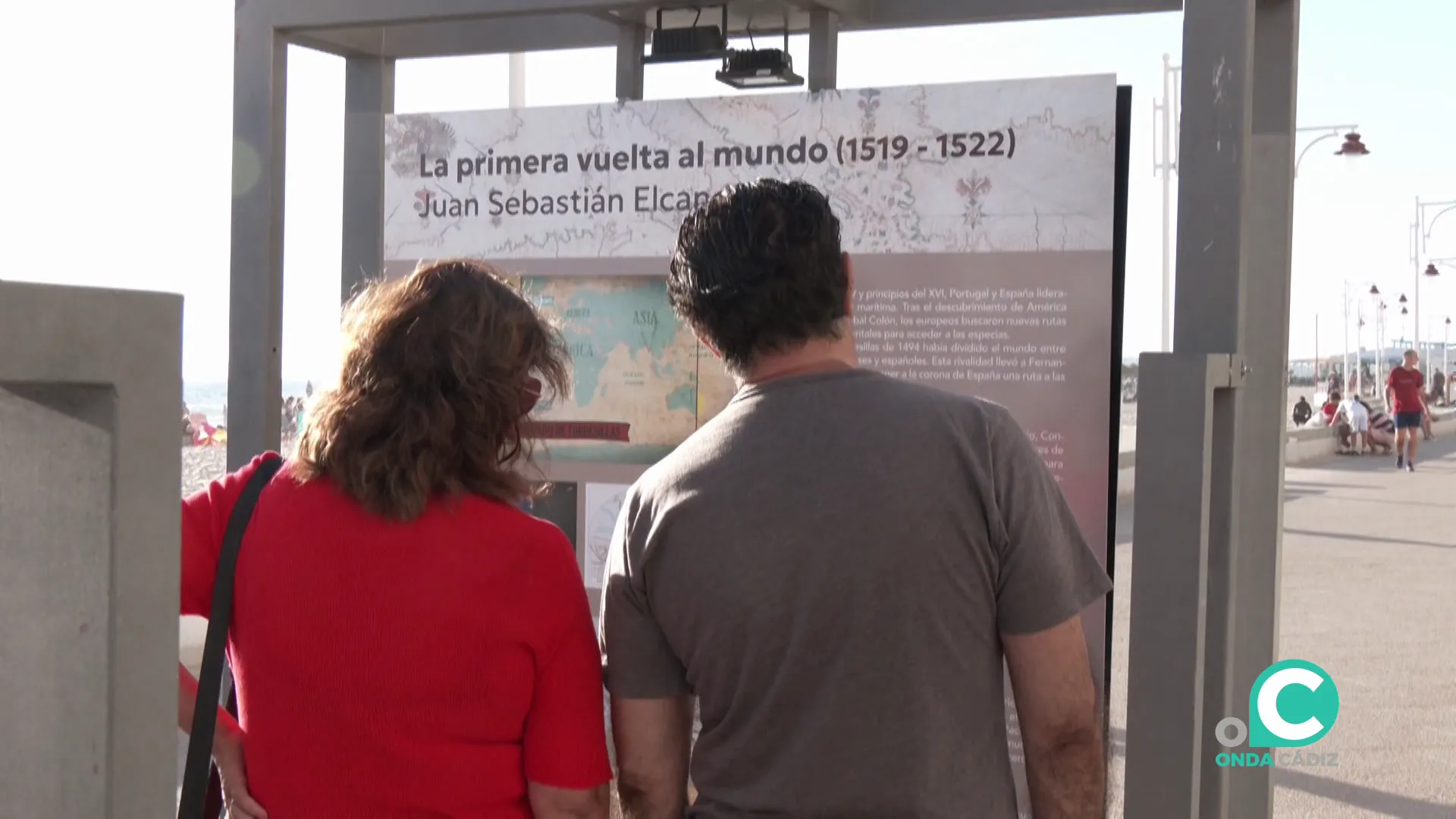 Dos personas ante uno de los paneles el pasado jueves