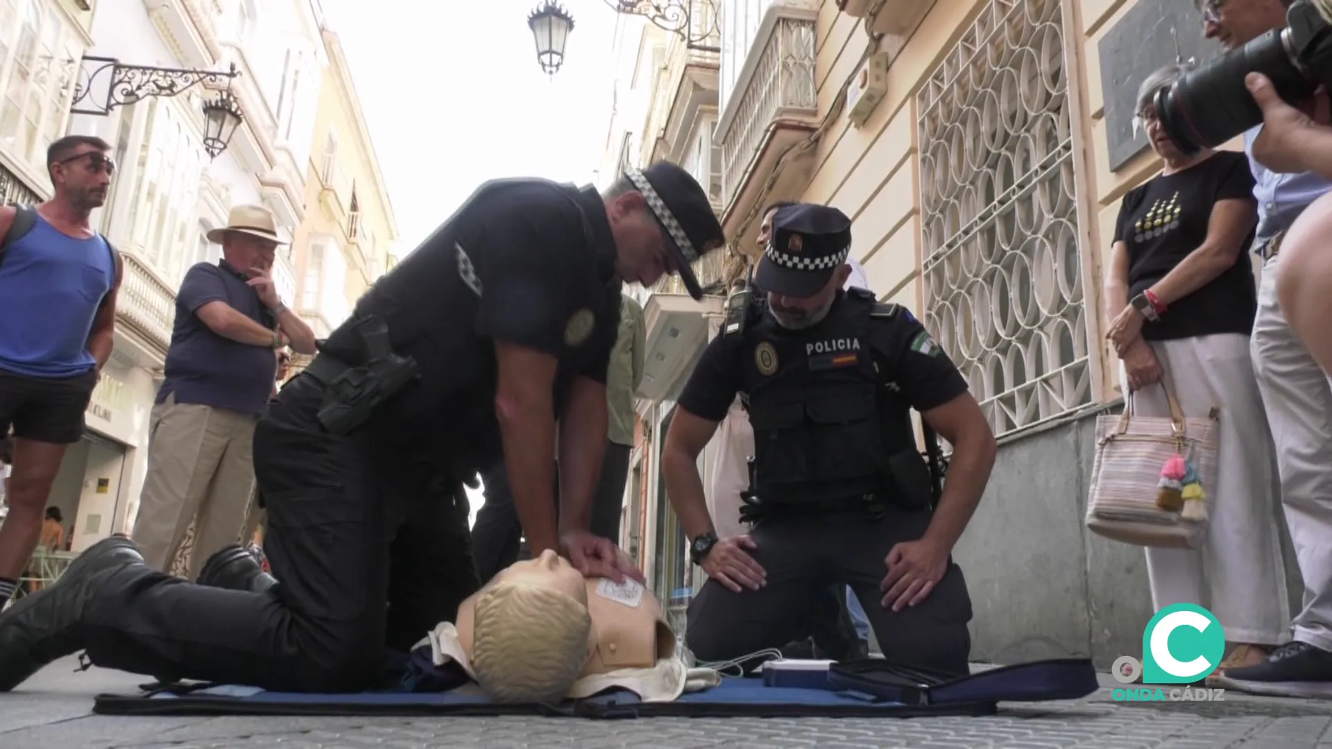 Dos policías locales en un ejercicio de reanimación cardiaca en la capital gaditana