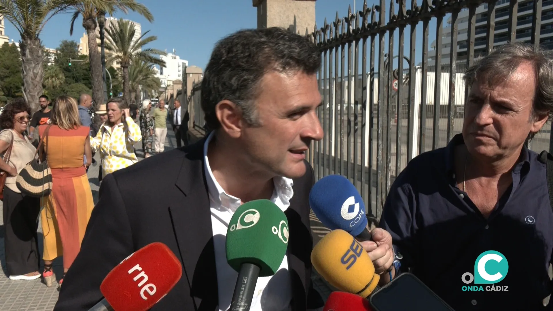 El alcalde de Cádiz, Bruno García, atendiendo a los medios de comunicación. 