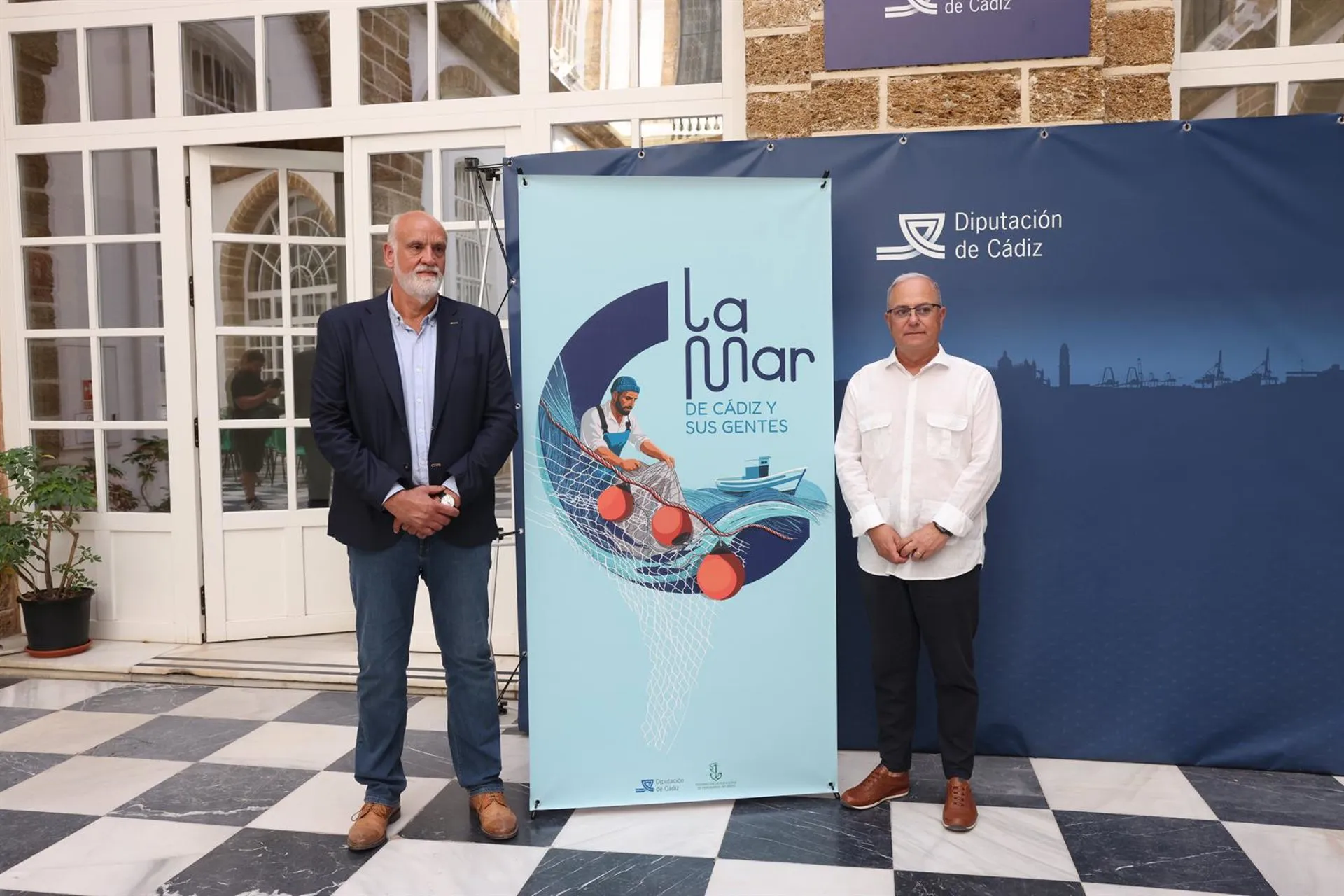 El vicepresidente segundo y responsable del Área de Transición Ecológica y Desarrollo a la Ciudadanía de la Diputación de Cádiz, Javier Vidal, y el secretario general de Fecopesca, Nicolás Fernández Muñoz, presentan campaña conjunta.