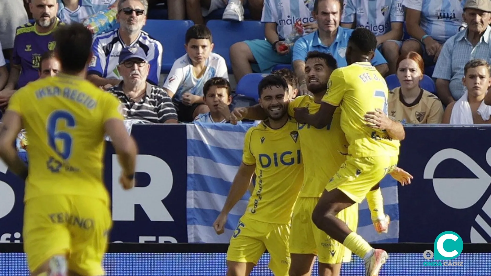 Los jugadores cadistas celebran el tanto en La Rosaleda (Foto: La Liga)