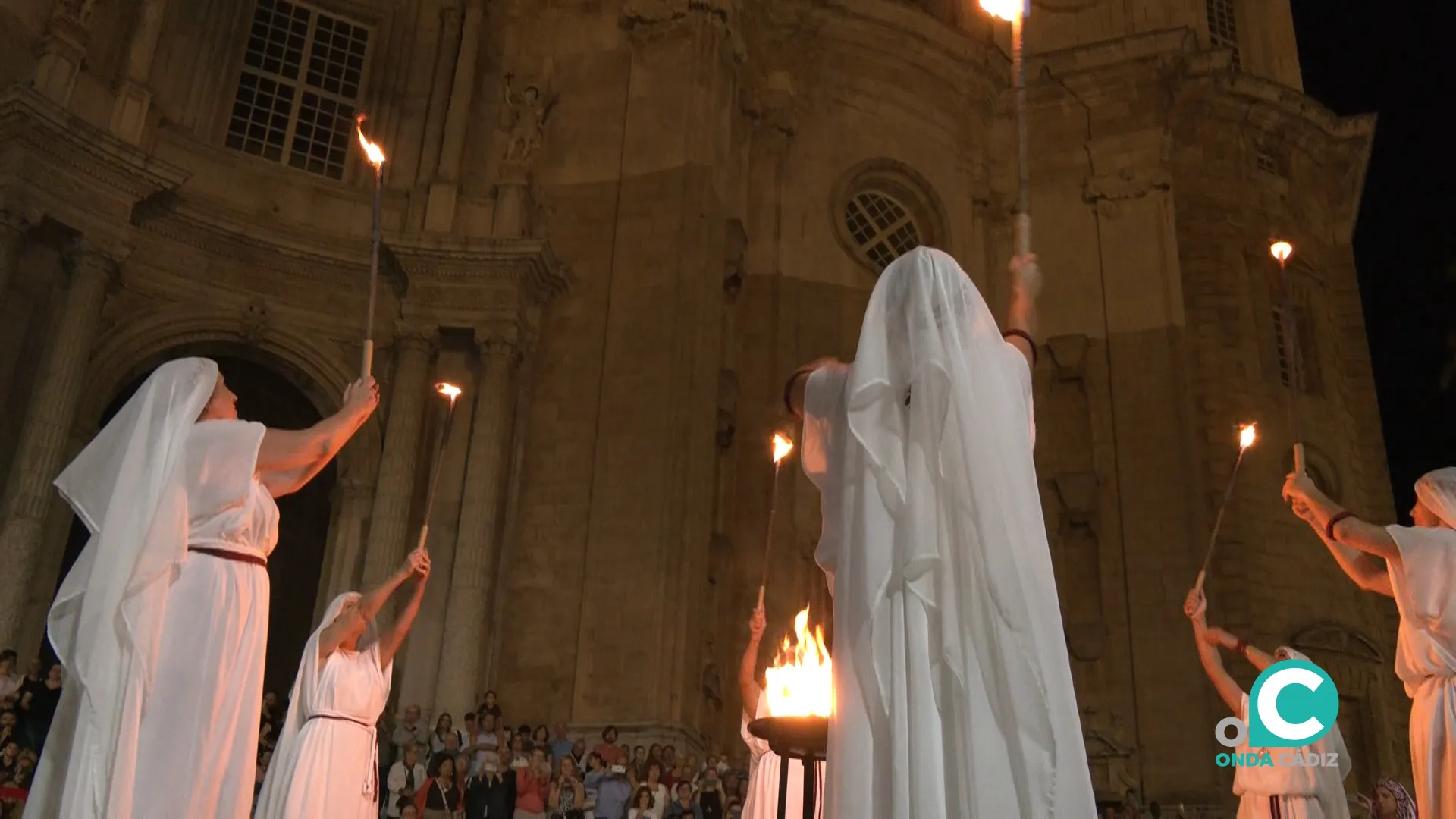 Un colegio de seis sacerdotisas (las vestales) era responsable de cuidar el fuego sagrado que ardía en el Templo de Vesta, ubicado en el Foro Romano. 
