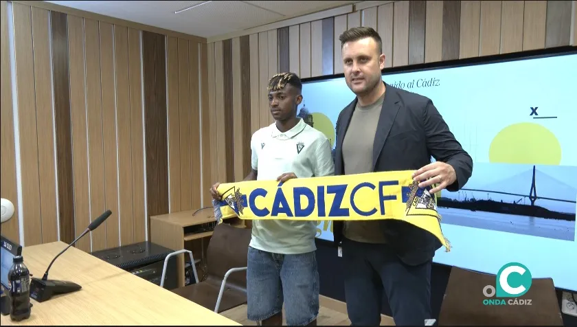 Efe Aghama posa junto al Director Deportivo del Cádiz CF, Juan Cala