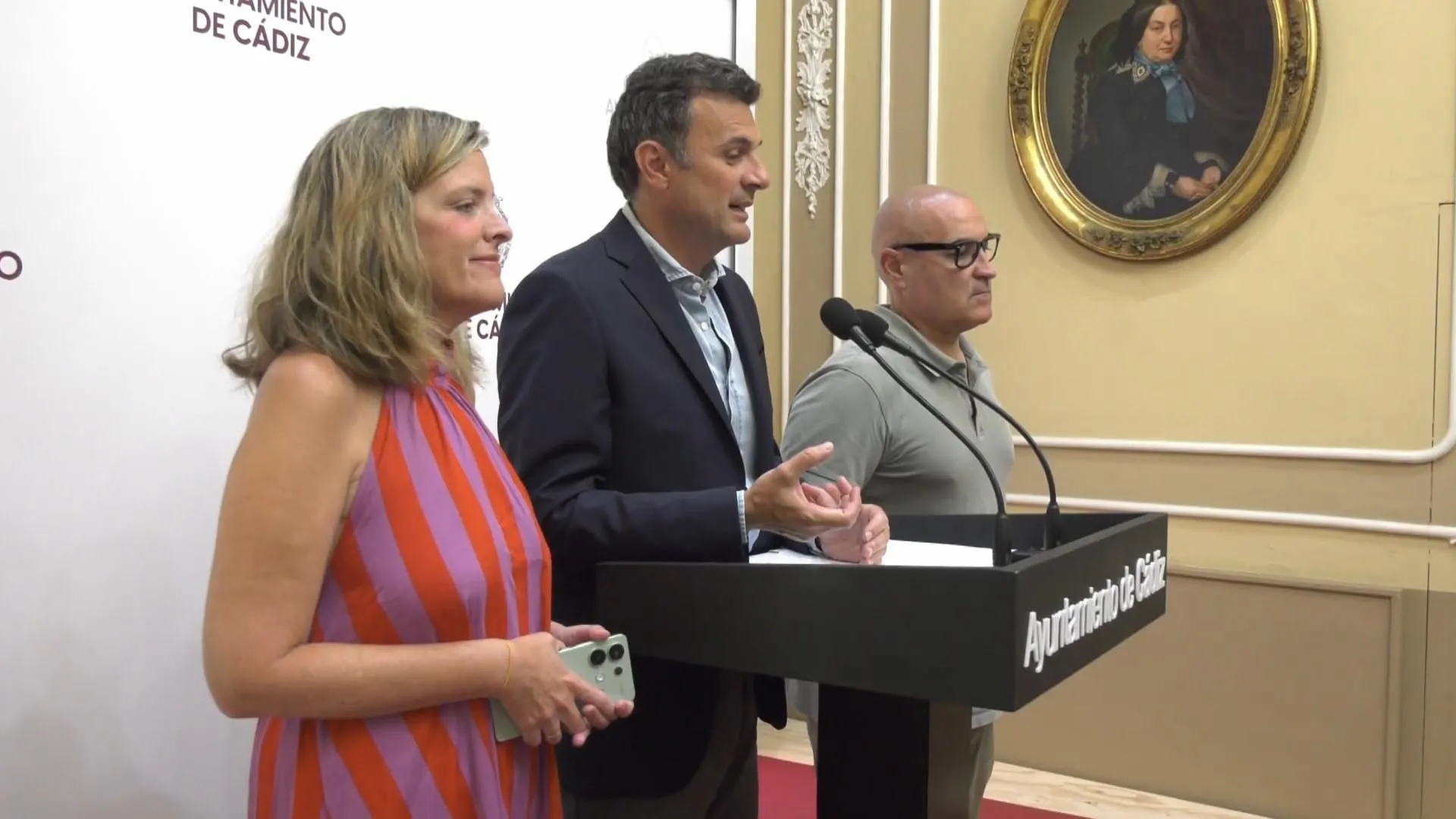 El alcalde de Cádiz, flanqueado por  Maite González y José Carlos Teruel,  durante la rueda de prensa posterior a la Junta de Gobierno local