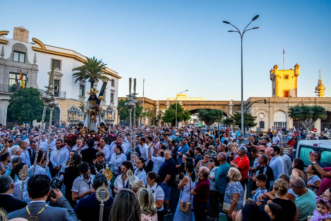 La cofradía ha celebrado unas misiones para acercar la imagen devocional a todos los barrios de Cádiz