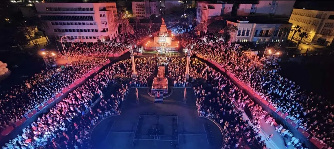 El espectáculo ‘Foedus, Gaditanorum’ ha congregado en la plaza de la Constitución a numeroso público.