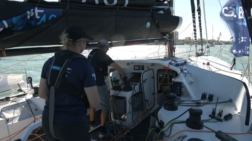 Las embarcaciones de la Globe 40 han celebrado la regata de patrocinadores en aguas de la Bahía.