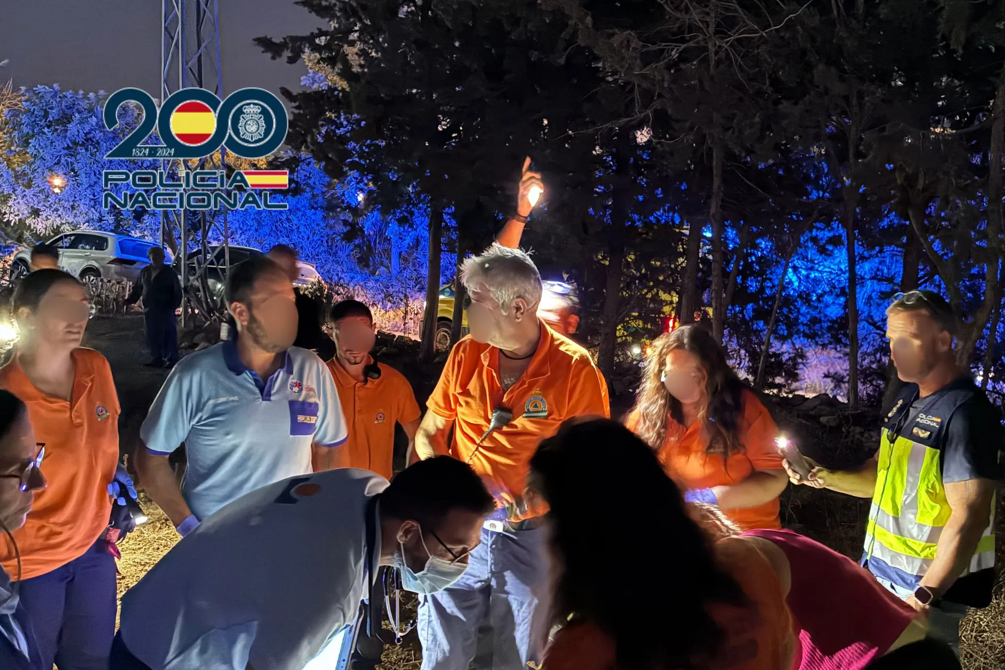 Primeros auxilios a la persona tras su hallazgo en la localidad gaditana