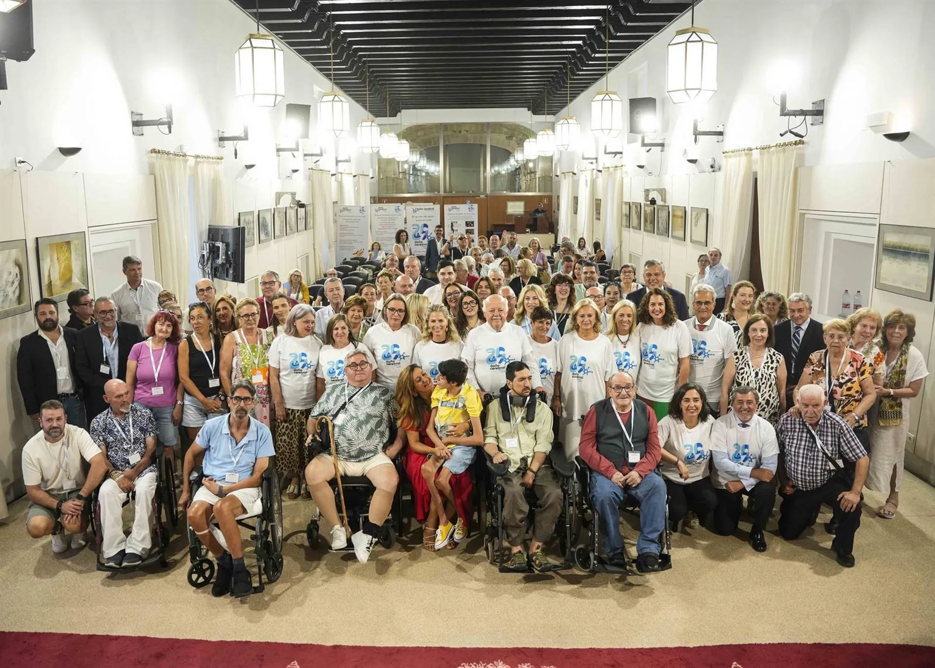 Representantes y usuarios de Adacca celebran el 25 aniversario de la asociación en el Parlamento andaluz.