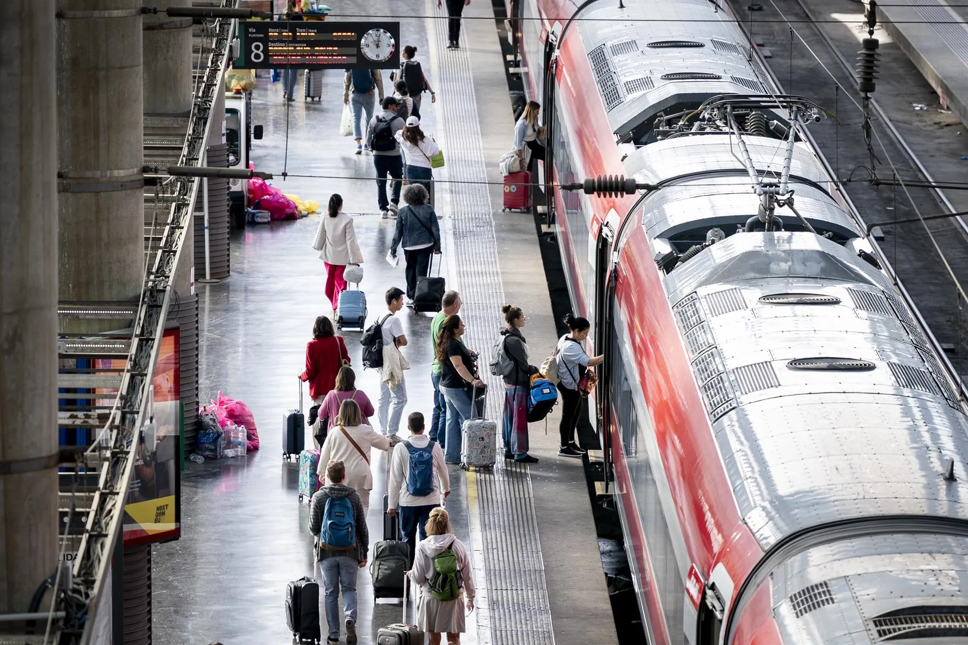 Varias personas esperan un AVE en la estación de Atocha-Almudena Grandes en una imagen de archivo.