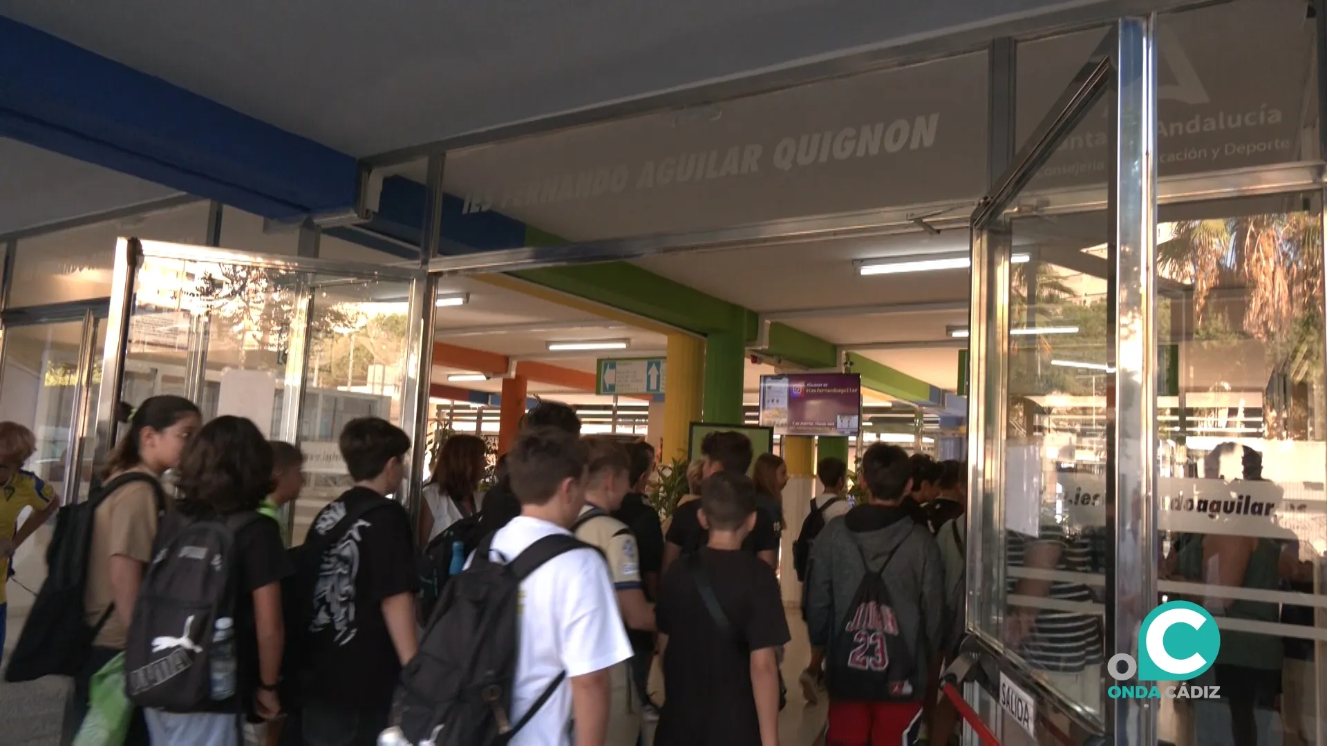 Entrada de los estudiantes de primero de ESO al IES Fernando Aguilar Quignon. 