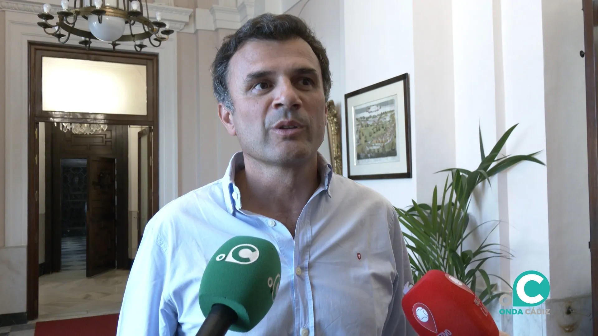 Bruno García, atendiendo a los medios de comunicación