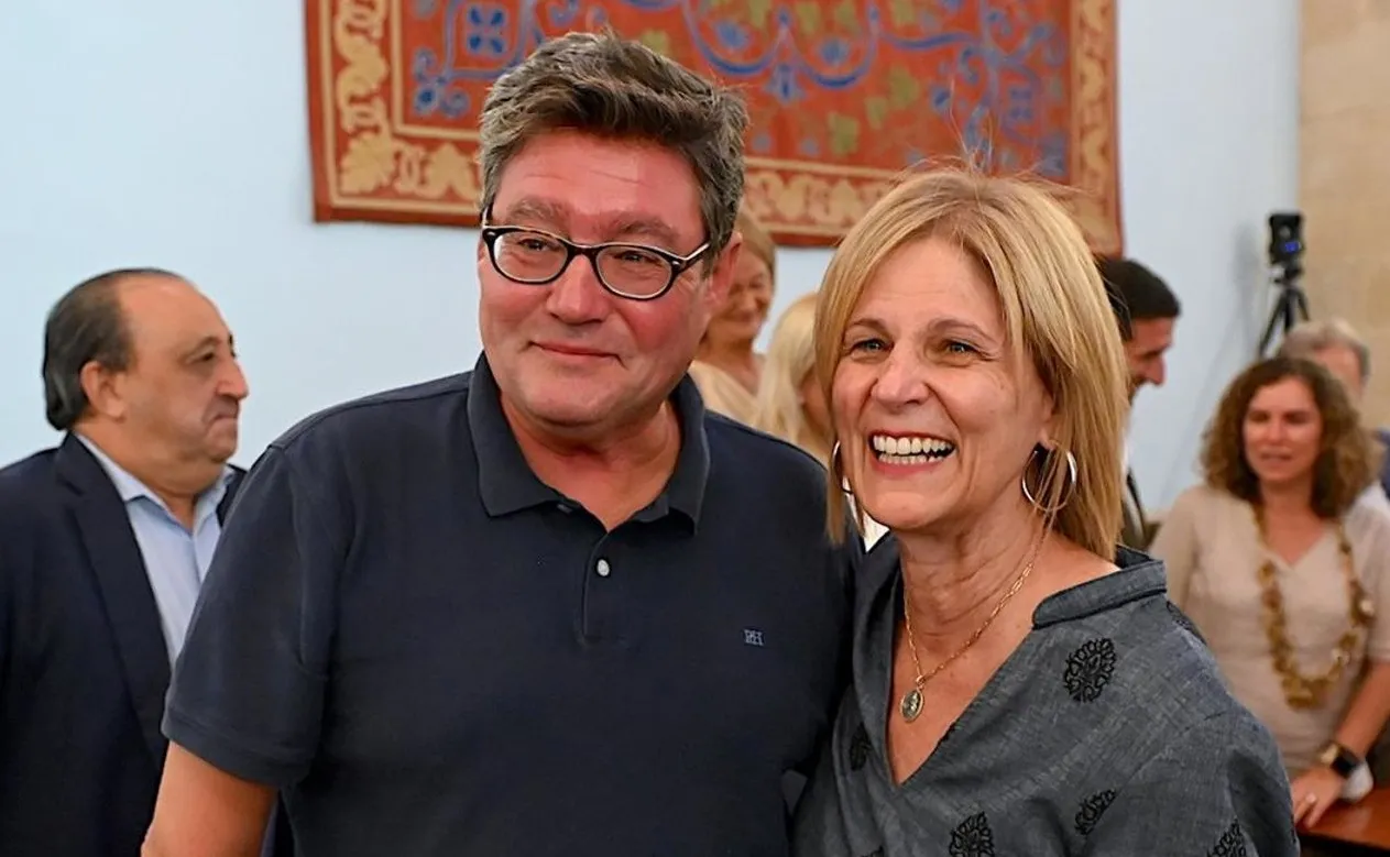 Aparicio en el pleno en el que deja su cargo como concejal junto a la alcaldesa, María José García-Pelayo