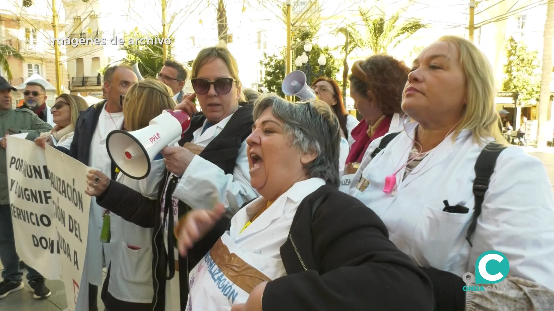 Concentración de trabajadoras de ayuda a domicilio en Cádiz. 