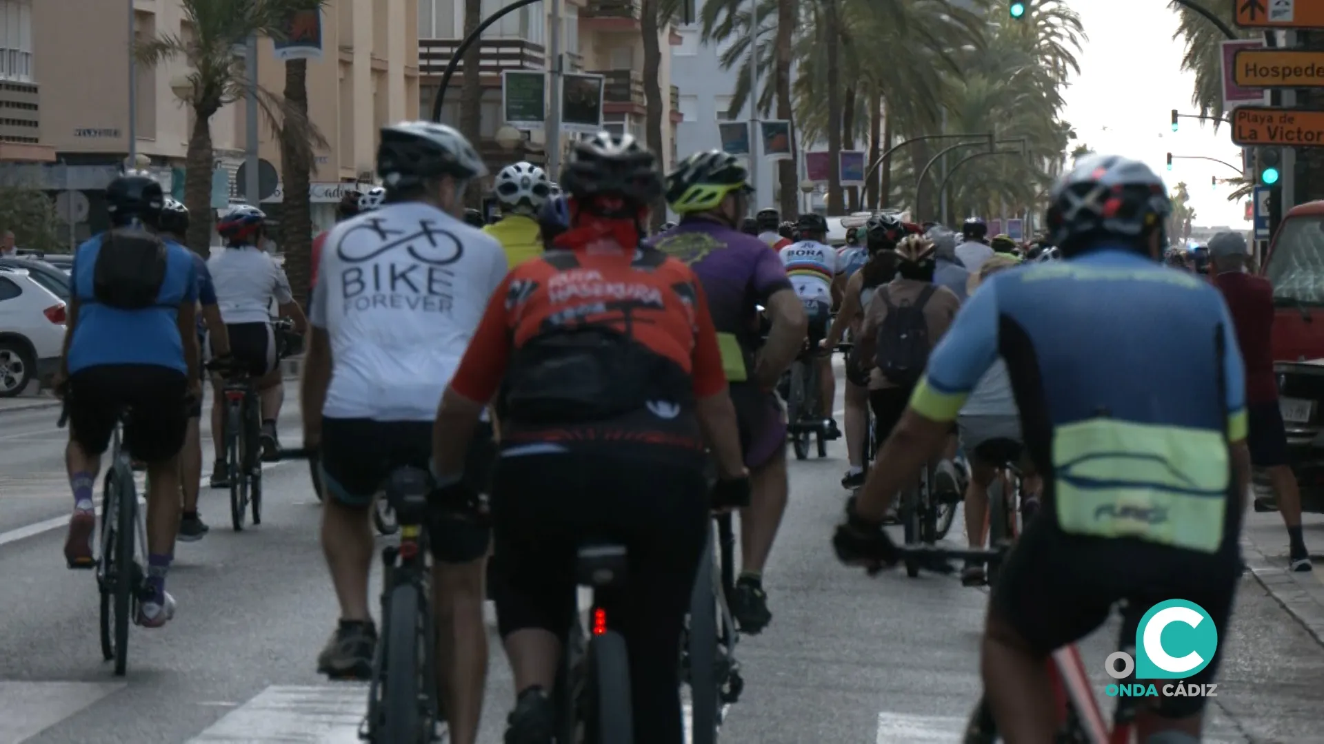Ciclistas pedalean este domingo camino al Puente Carranza.  
