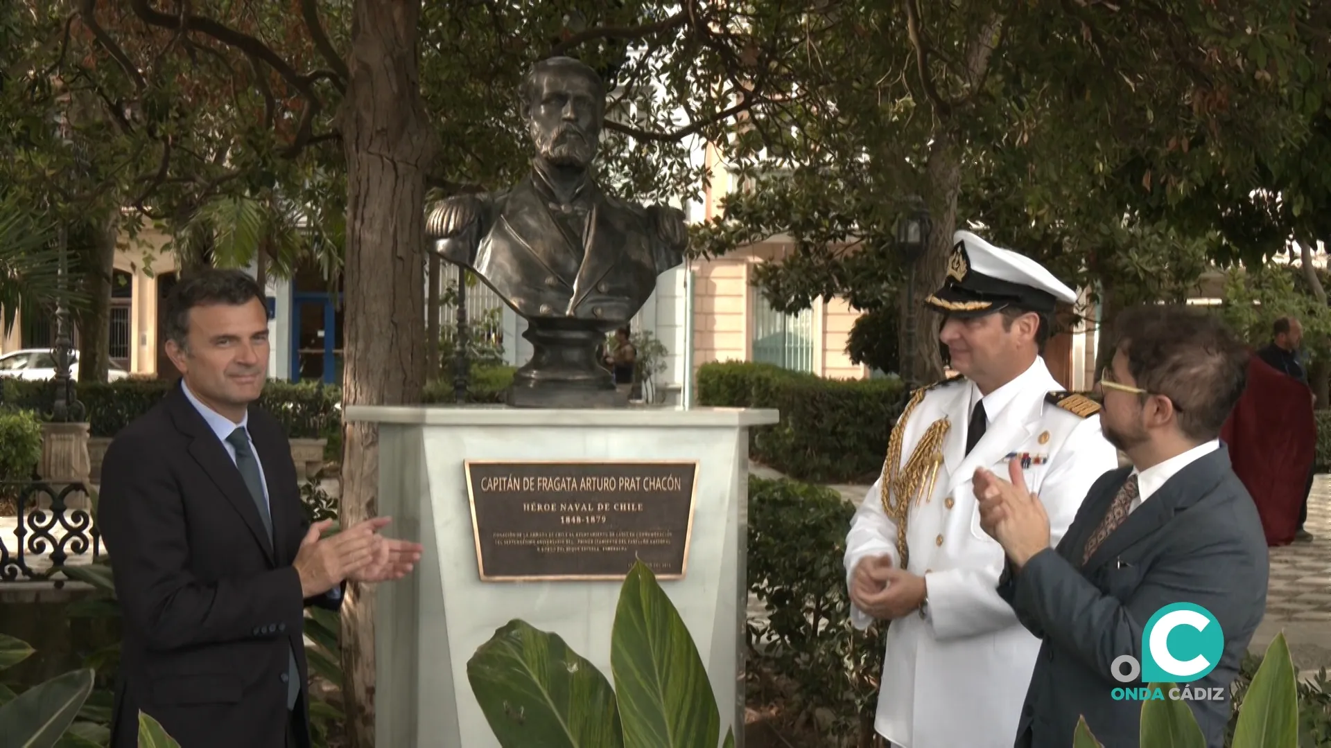 El alcalde de Cádiz, Bruno García, y el embajador de Chile, Javier Velasco Villegas, inauguran el busto del Capitán de Fragata chileno Arturo Prat Chacón.