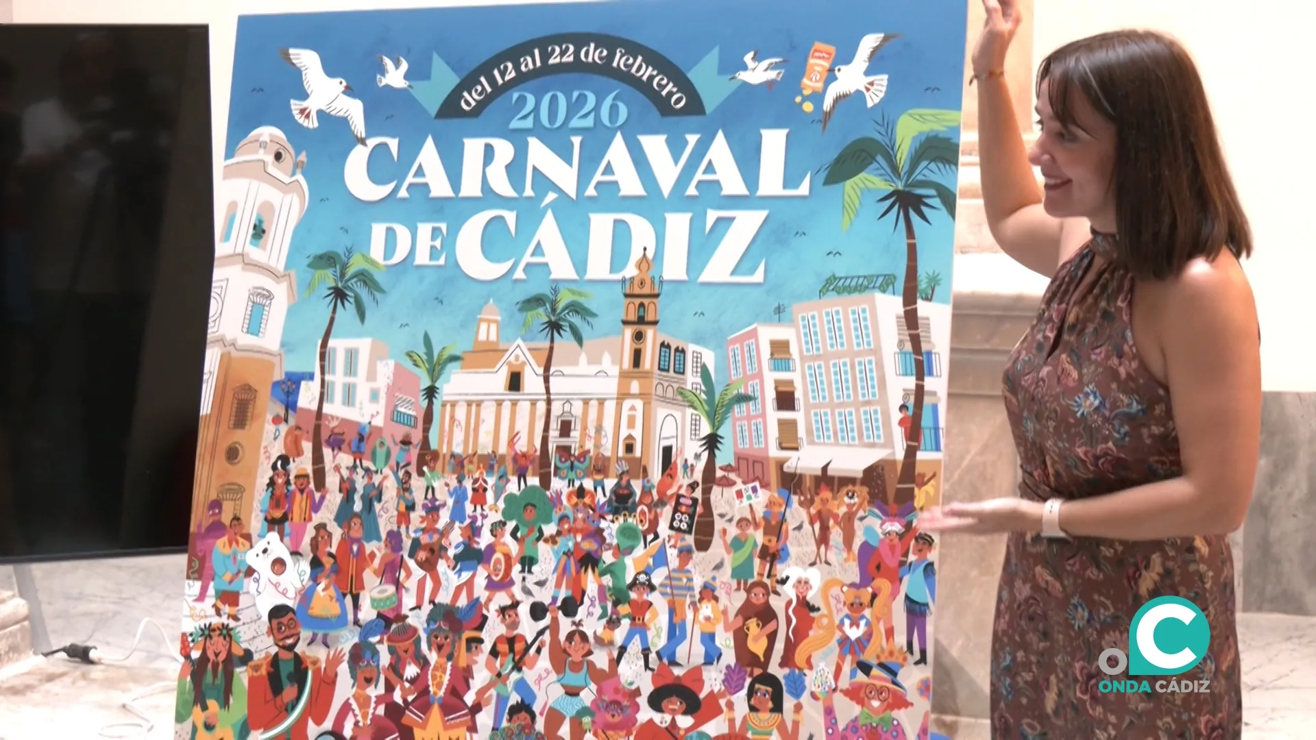 La diseñadora gráfica e ilustradora gaditana, Raquel Jove, junto al cartel. 