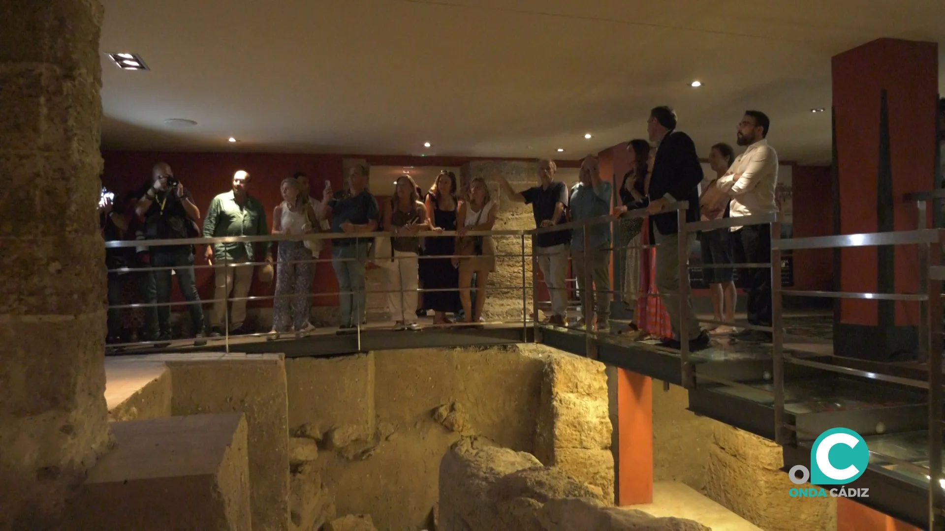 El alcalde de Cádiz, Bruno García, junto a concejales del equipo de gobierno, visitan uno de los espacios de la Casa del Obispo, reabierto este sábado. 