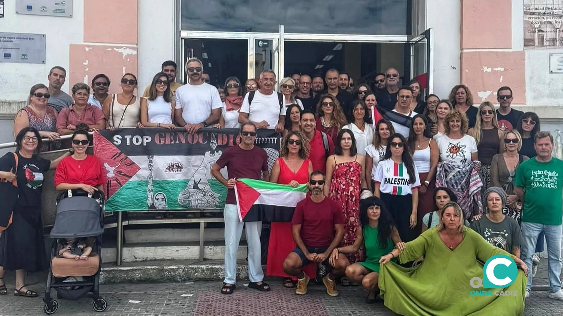 La comunidad educativa del IES Columela portando la bandera de Palestina a las puertas del centro. 