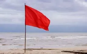 El Ayuntamiento iza la bandera roja en las playas de la ciudad.