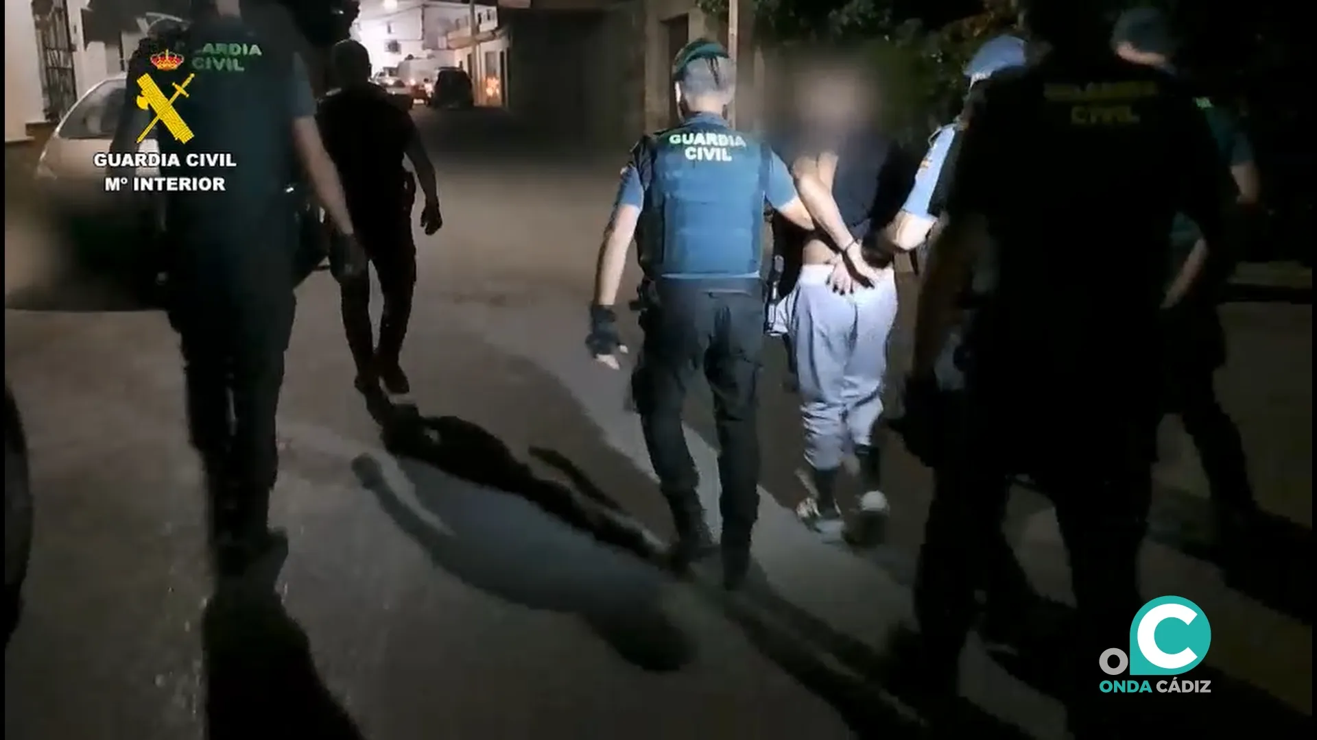 Guardias civiles con uno de los detenidos.