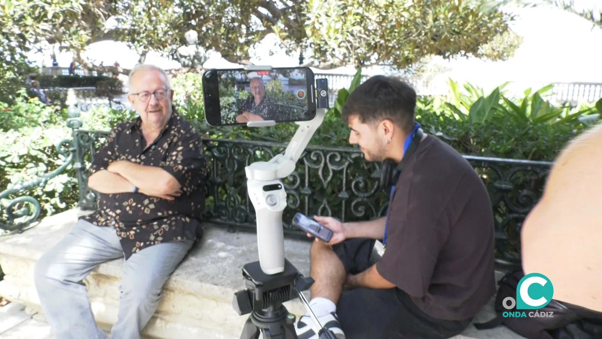 Uno de los grupos inscritos en el concurso grabando una entrevista con el escritor Juan José Téllez.