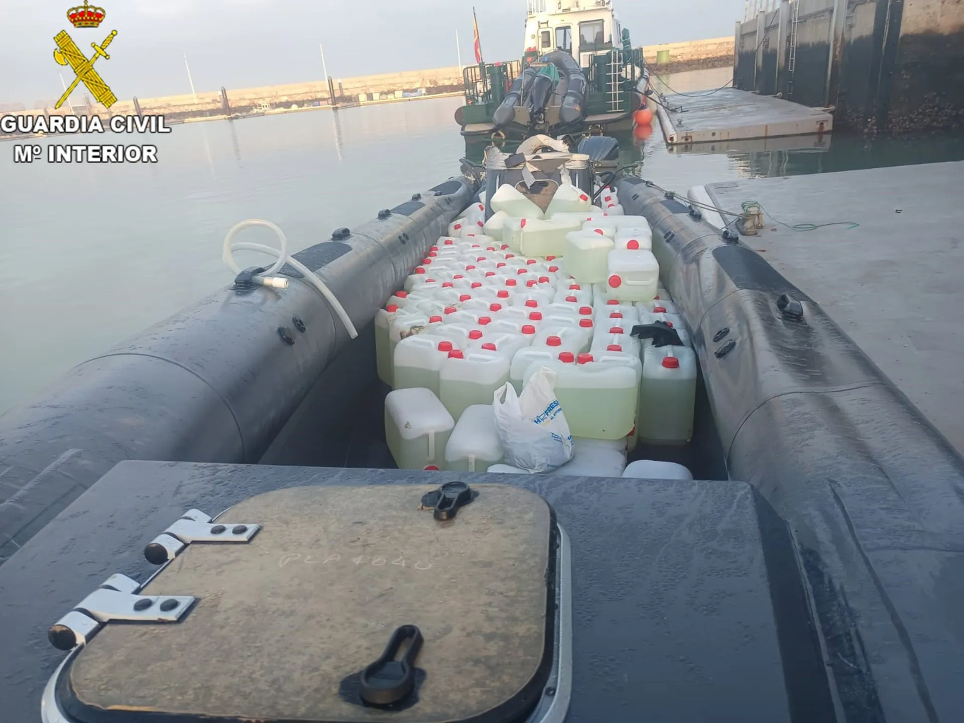 Petacas de gasolina incautadas por la Guardia Civil de Cádiz en la desembocadura del río Guadalquivir.