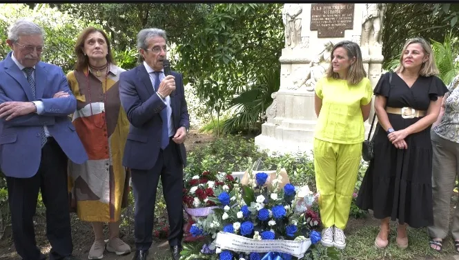 El monumento dedicado a Carmen Angoloti y Mesa también ha sido recuperado
