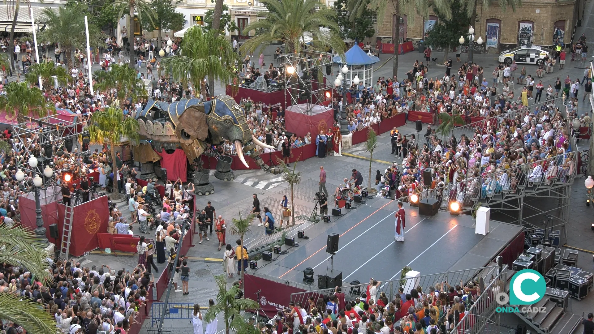 El elefante articulado fue uno de los atractivos del desfile a su llegada al espectáculo inaugural "Gades, Cádiz Romana 2025".