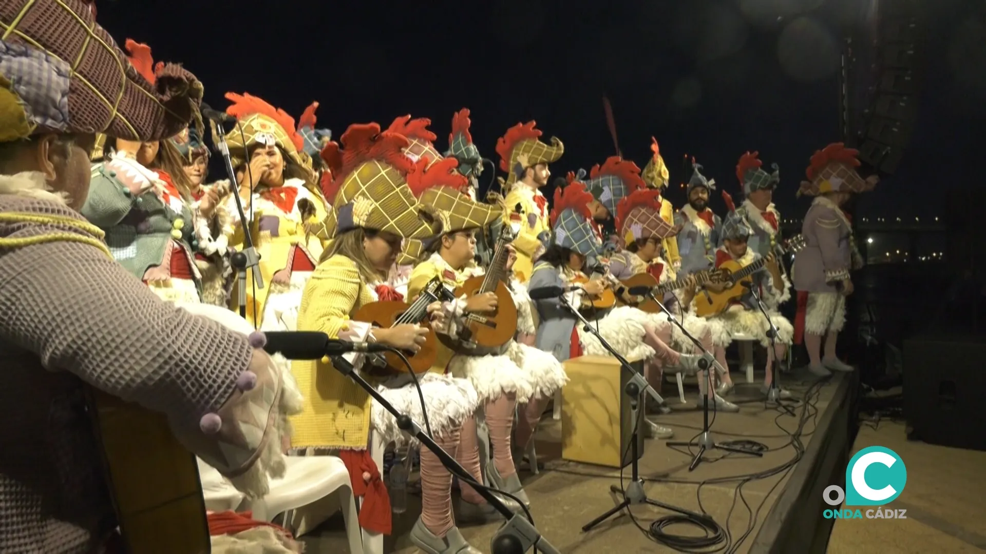 El coro ‘El Gallinero’ sobre el escenario de la Race Village. 