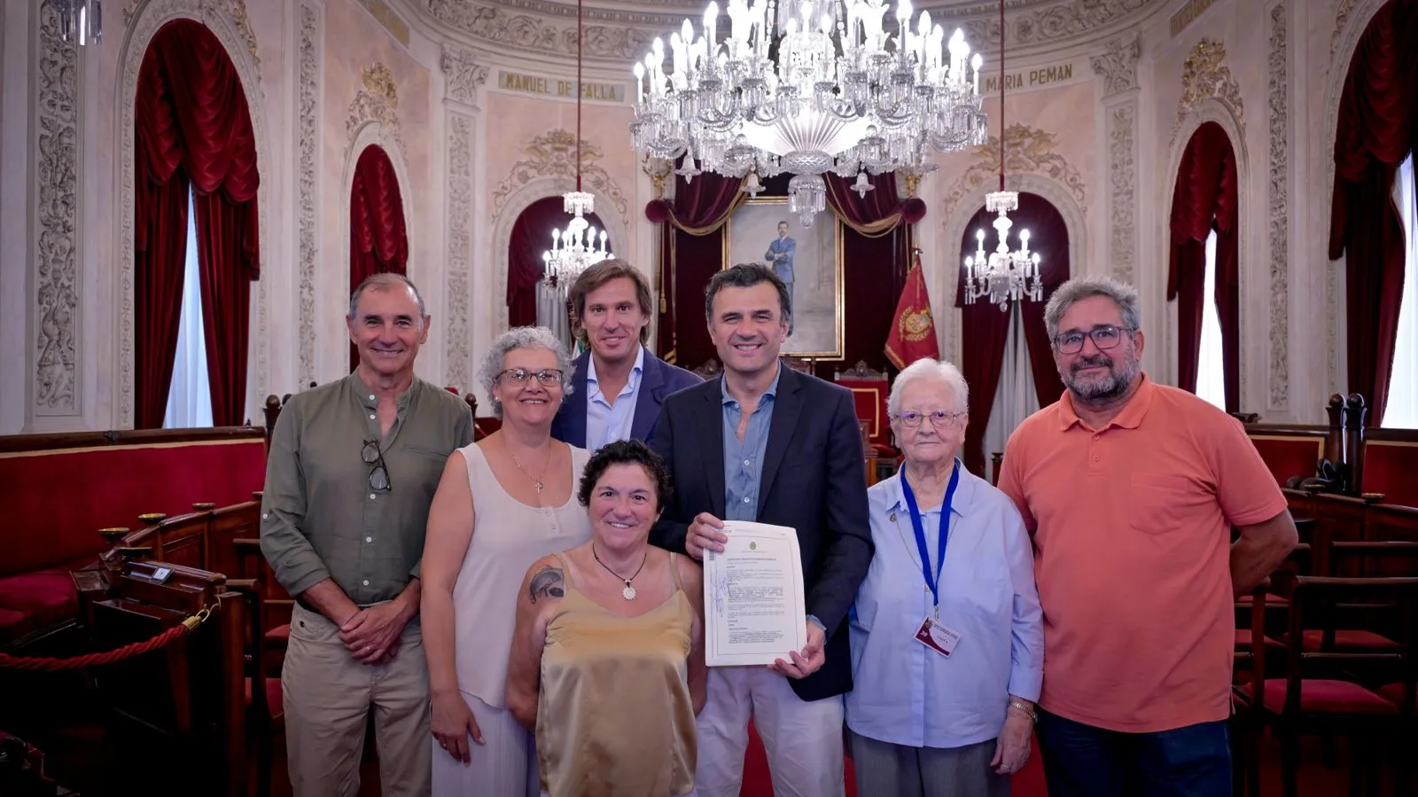 El alcalde de Cádiz, Bruno García, y el concejal de Asuntos Sociales, Pablo Otero, junto a los portavoces de las cinco entidades beneficiadas. 