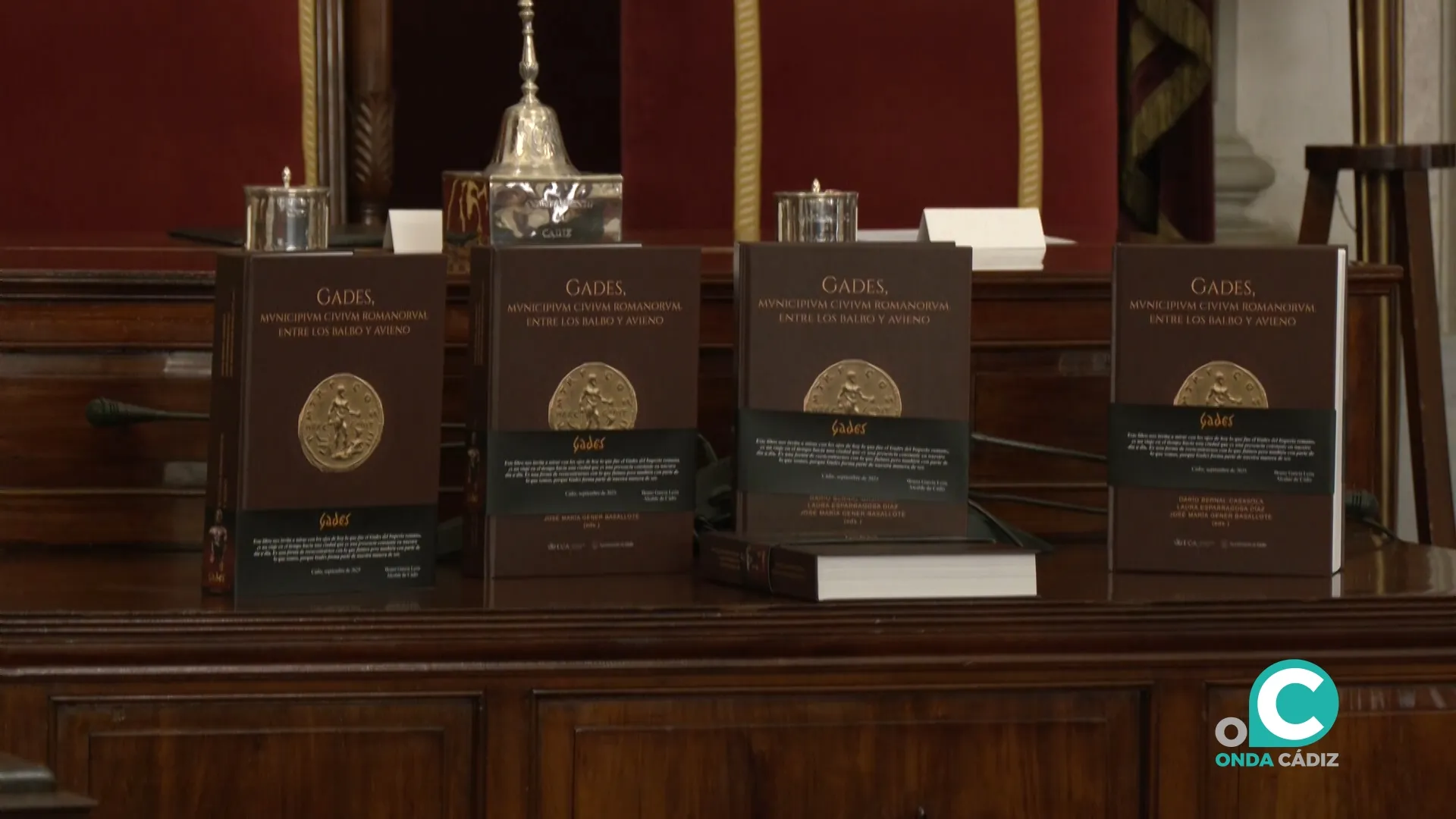 Ejemplares del libro ‘Gades, Municipium Civium Romanorum. Entre los Balbo y Avieno’.