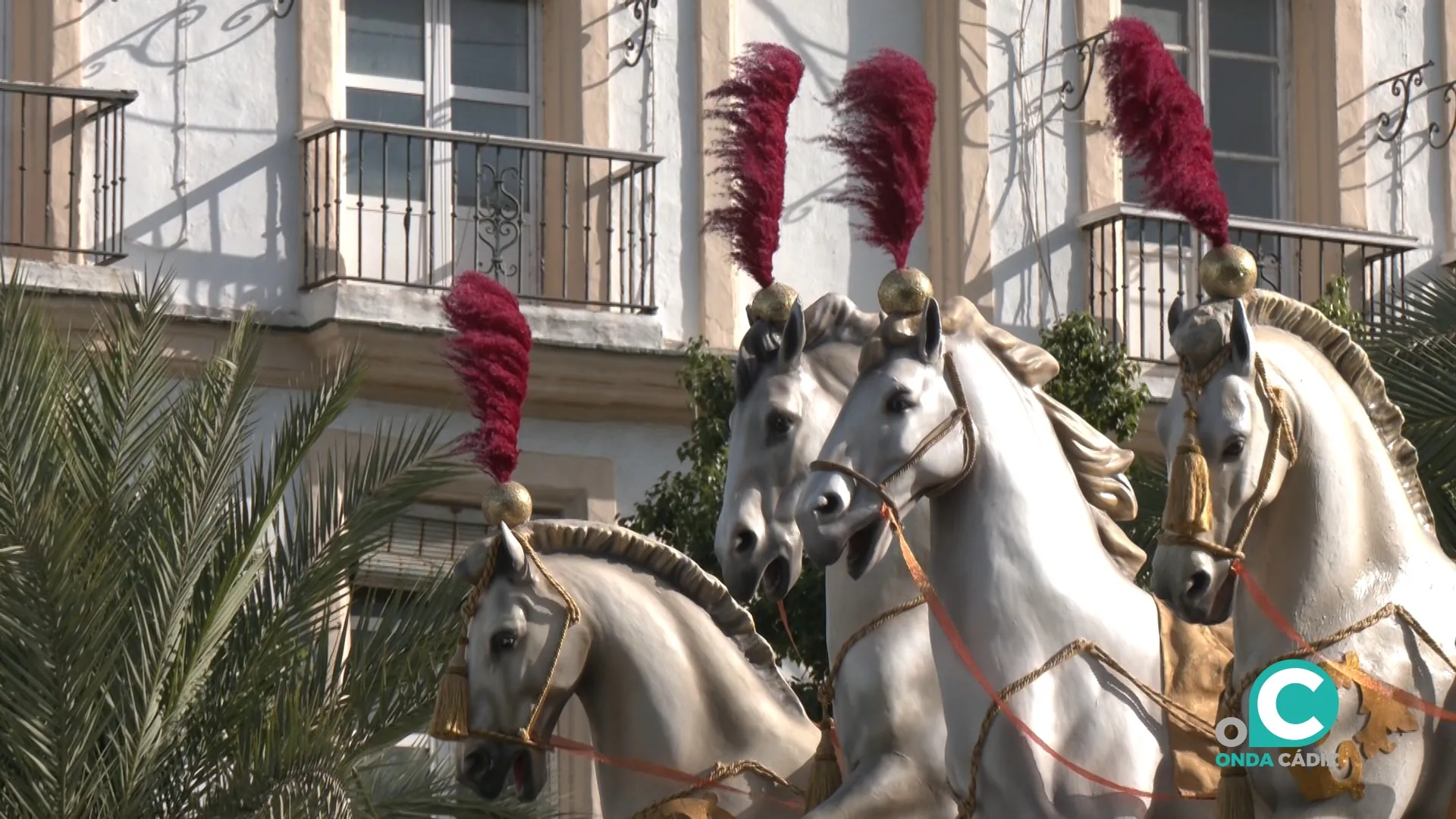 Cuadriga ante el monumento de Moret en San Juan de Dios. 