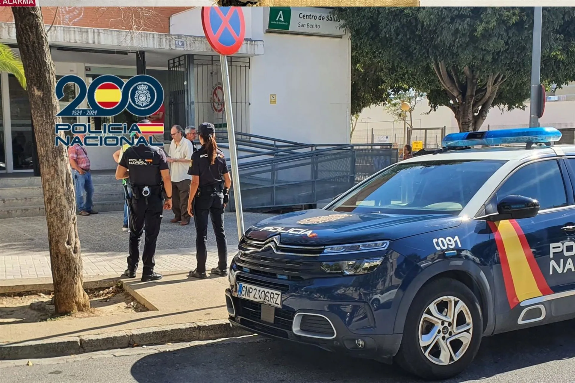 Efectivos de la Policía Nacional junto a su vehículo en Jerez en una imagen de archivo