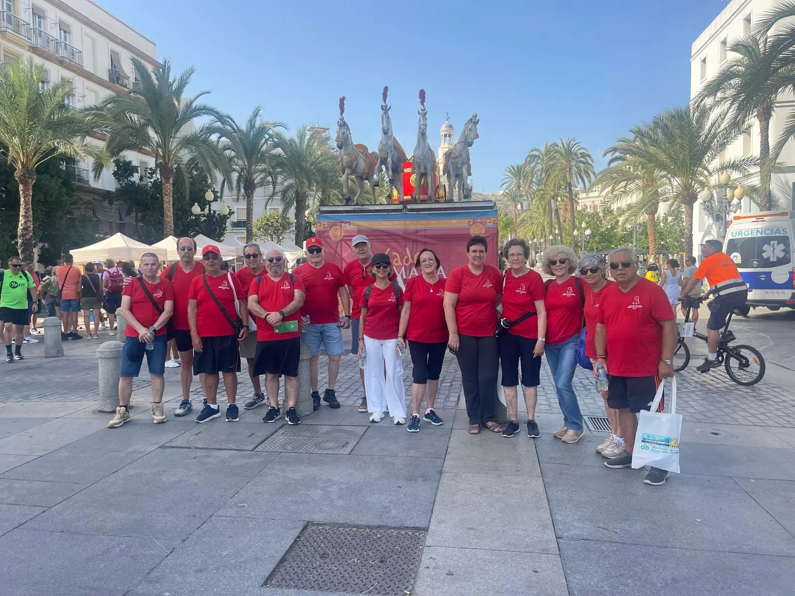 Un grupo de personas participan en la marcha saludable que ha culminado en San Juan de Dios. 