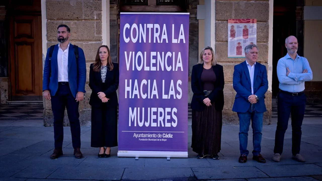 Autoridades y ciudadanos se sumaron este martes a la convocatoria de repulsa en la plaza de San Juan de Dios