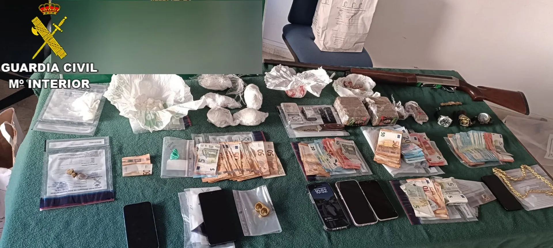 Droga y dinero incautado en un operativo contra el tráfico de droga en Chiclana.