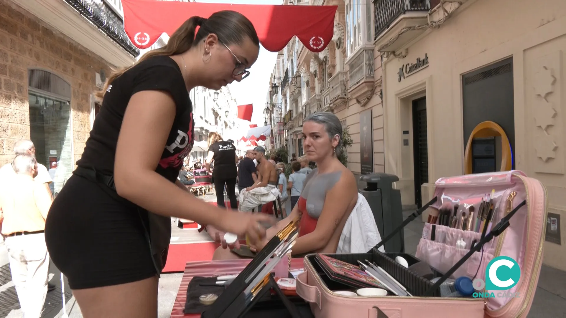 Piarlé ha organizado la actividad bajo el título "Lienzos humanos", en calle Ancha. 