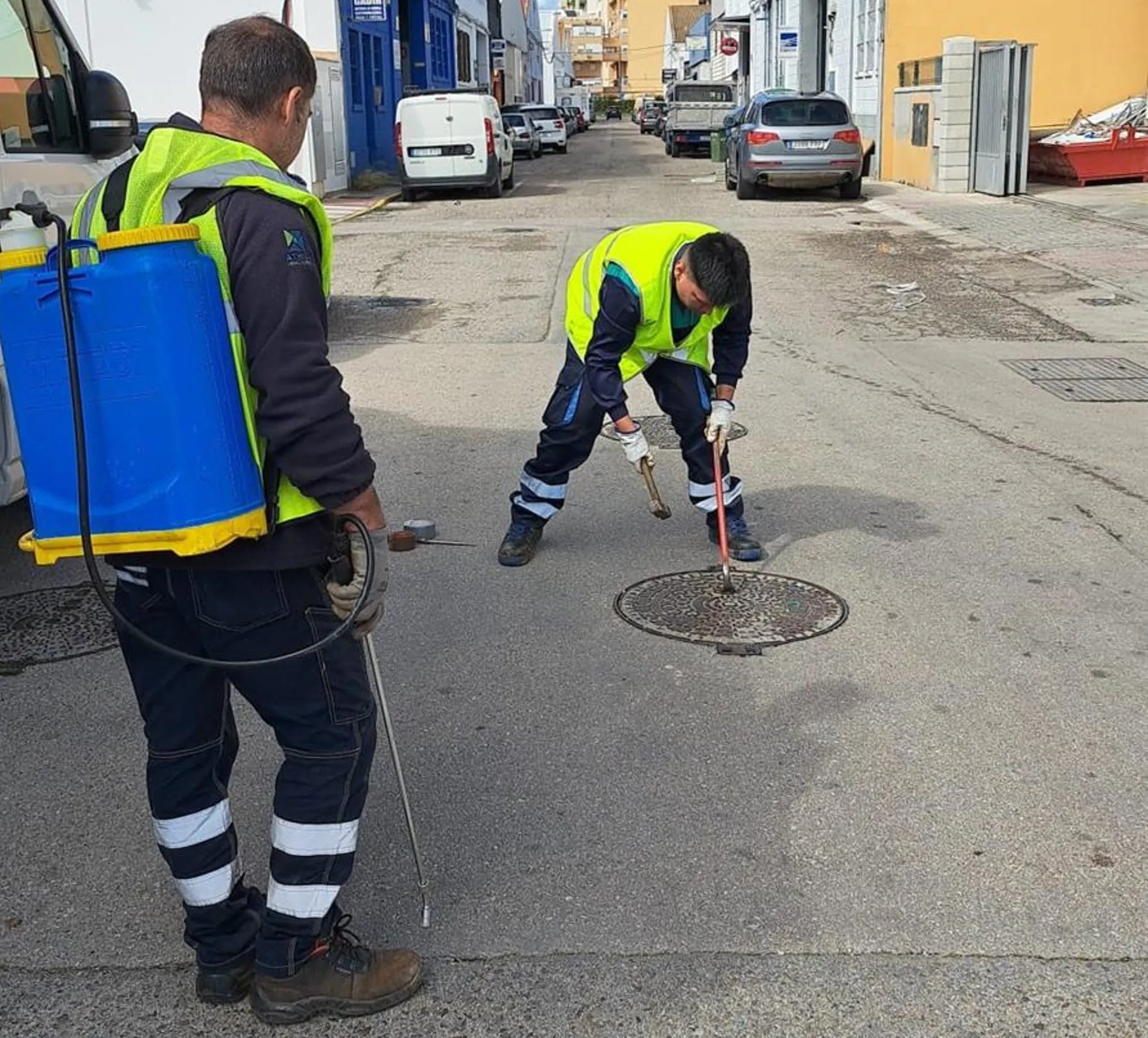 Operarios actuando en la red de saneamiento en la capital gaditana