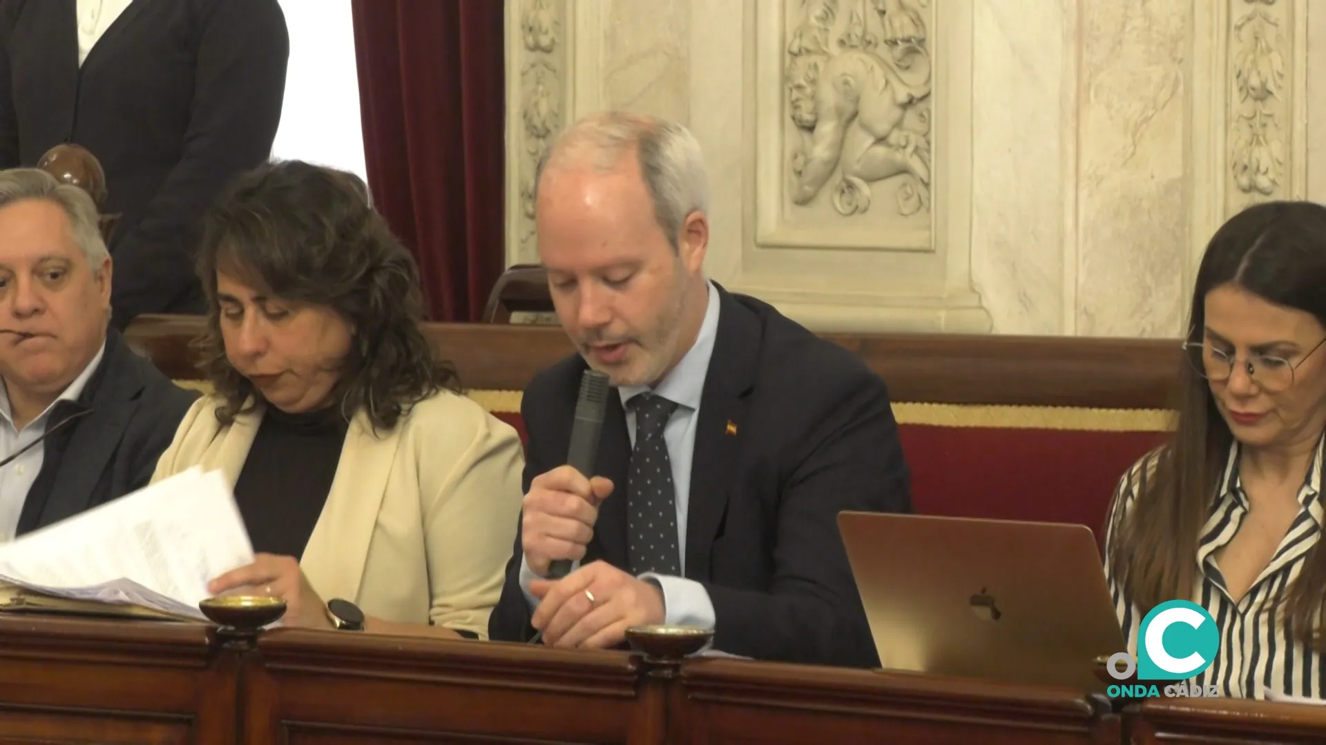 El secretario general del PSOE, José Ramón Ortega, en una sesión plenaria del Ayuntamiento de Cádiz.