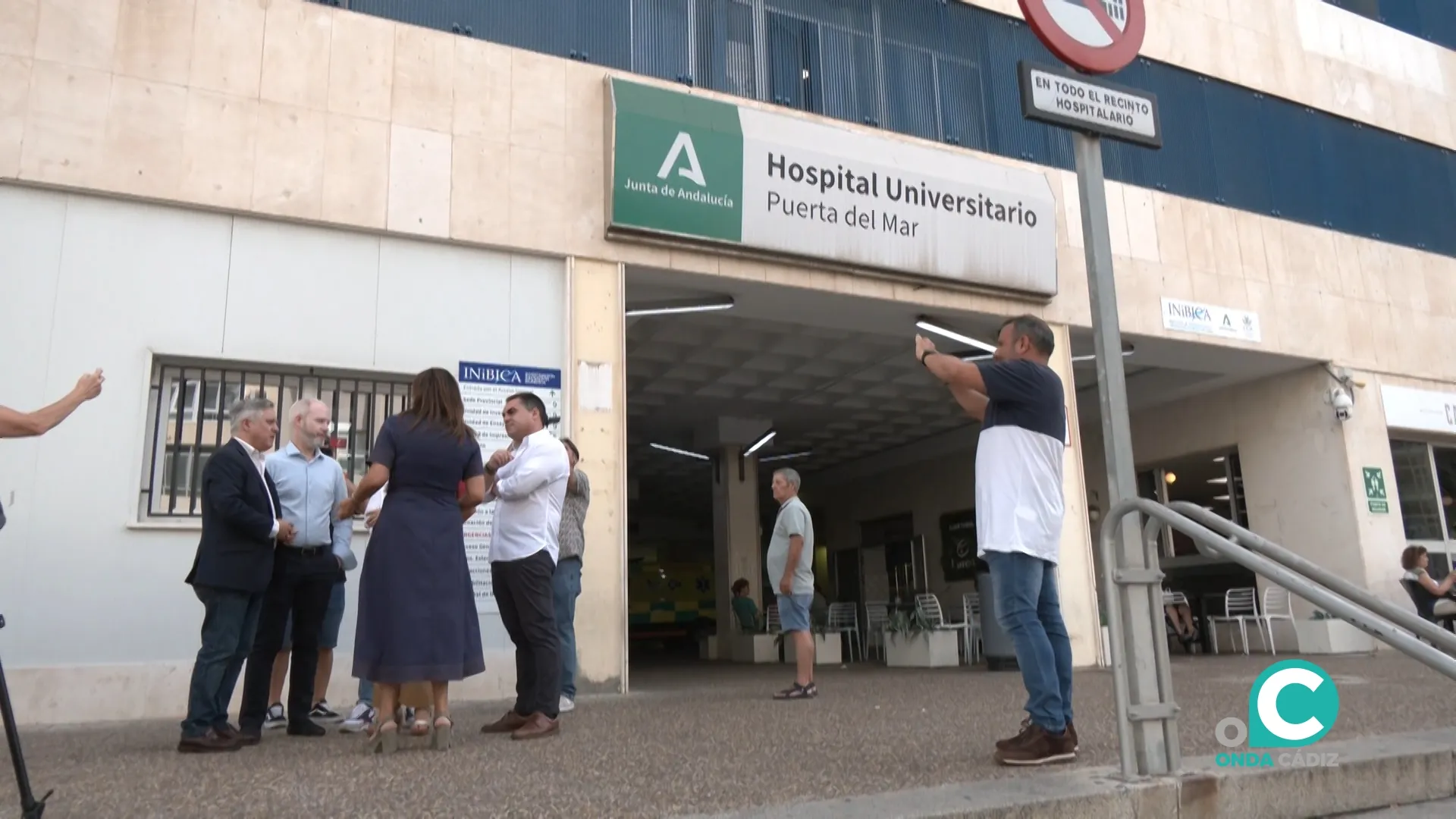 La portavoz adjunta del PSOE en el Parlamento, Ángeles Férriz, a las puertas del centro hospitalario gaditano.