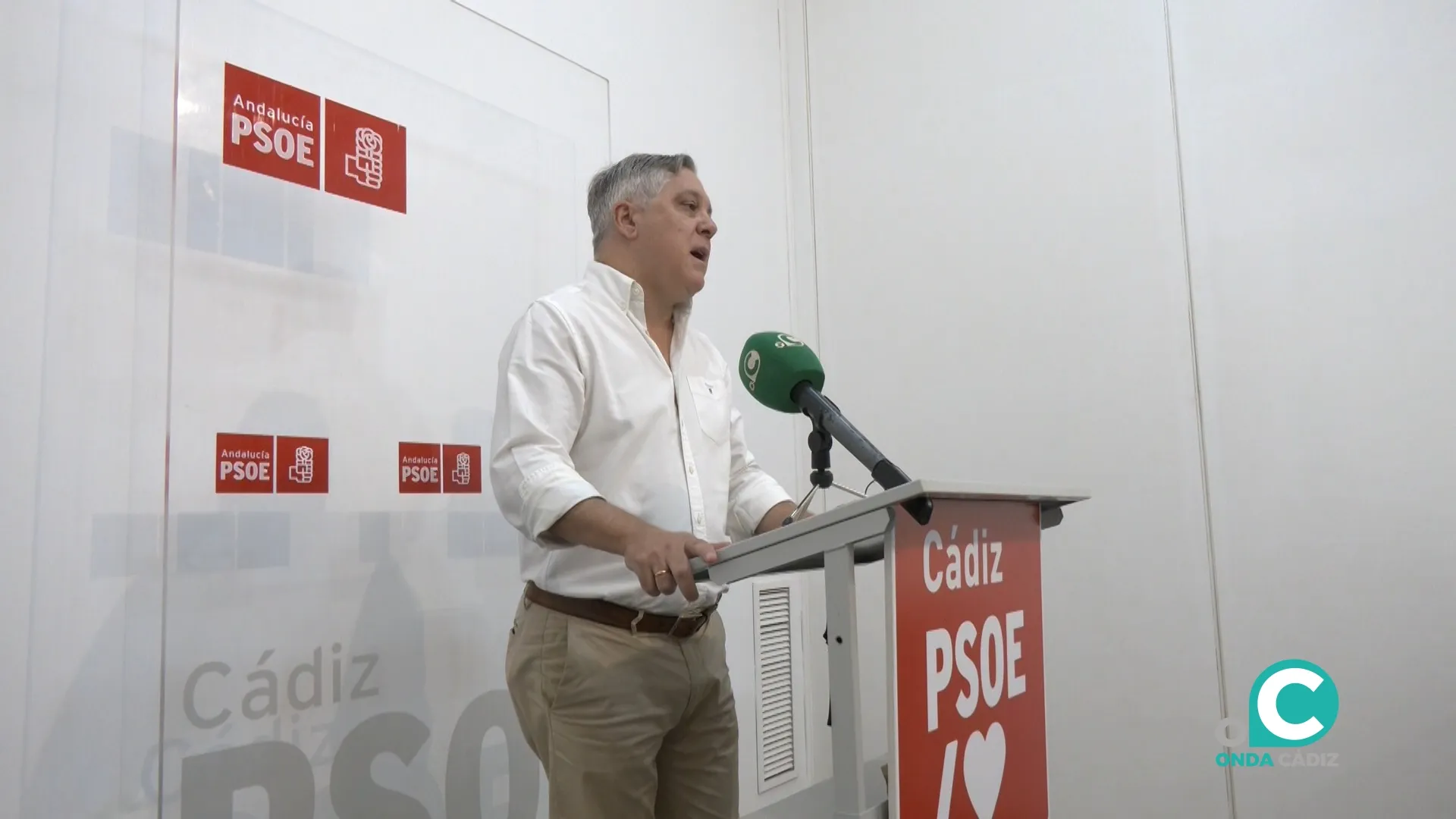 El portavoz del PSOE local, Óscar Torres, en rueda de prensa. 