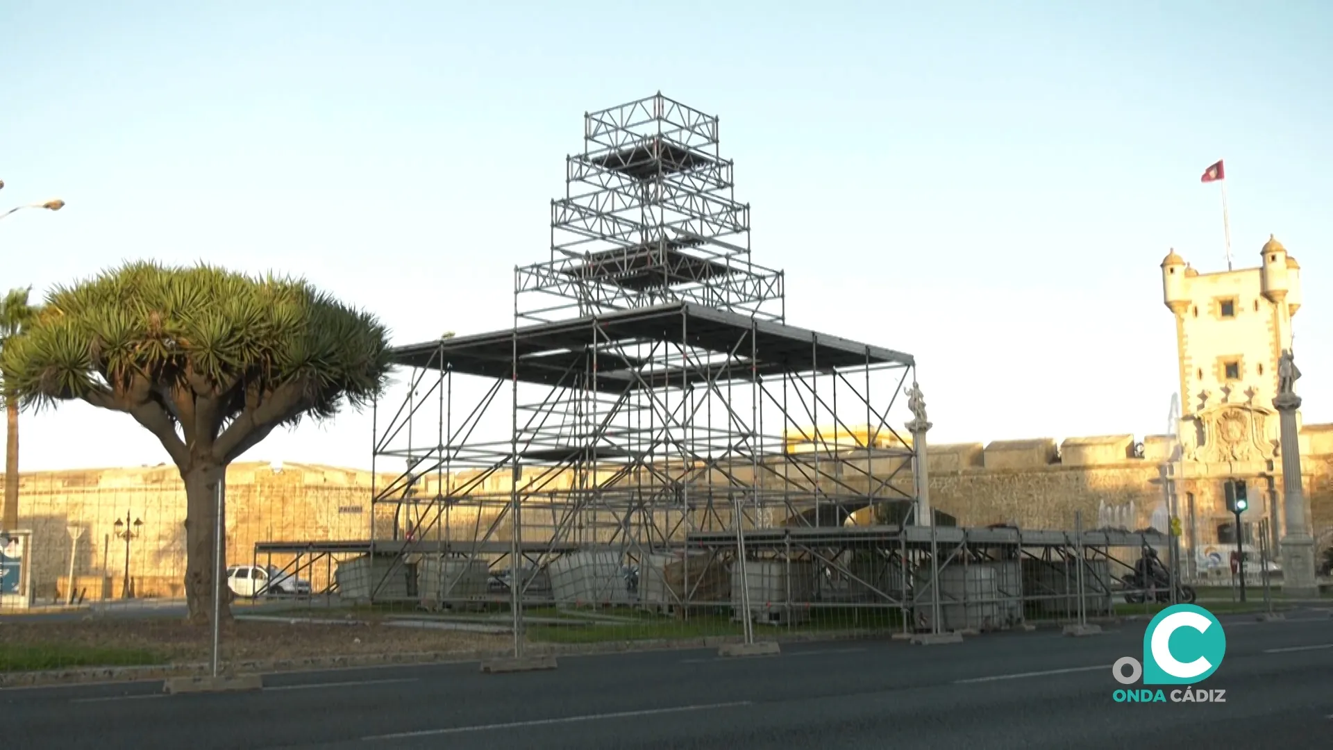 Comienzan los trabajos de montaje en varios puntos de la ciudad, entre ellos, en La Puerta de Tierra. 