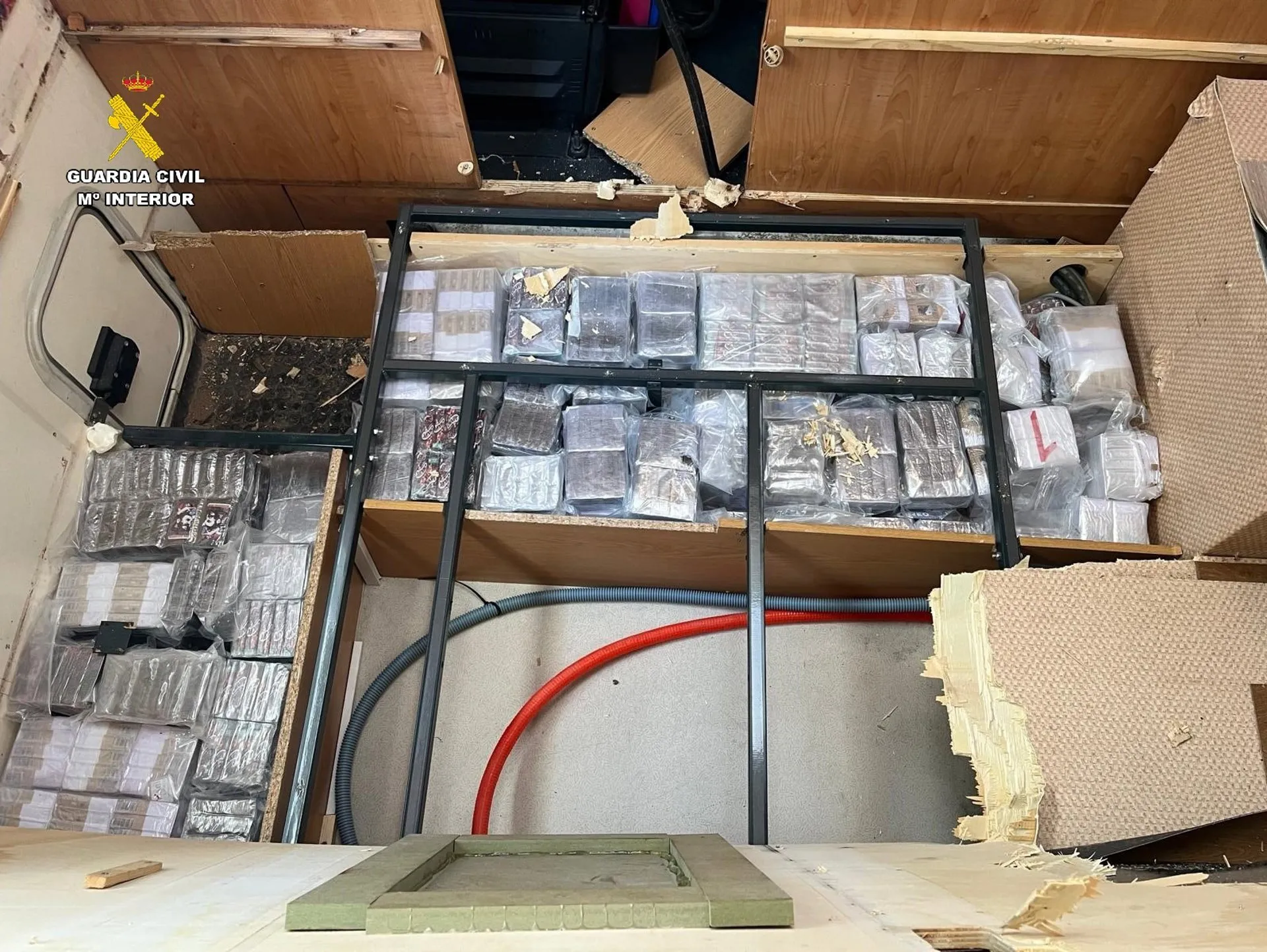 Hachís oculto en un doble fondo de una autocaravana procedente de Tánger.