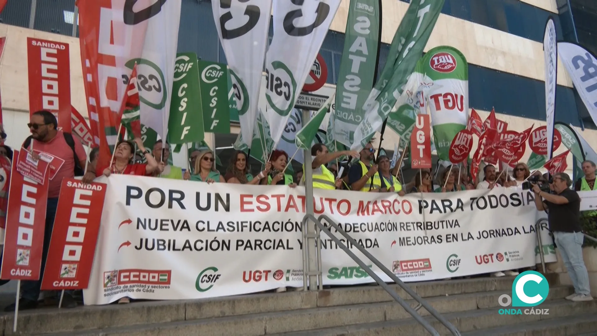 Protesta del personal sanitario junto a sindicatos a las puertas del Hospital Puerta del Mar. 