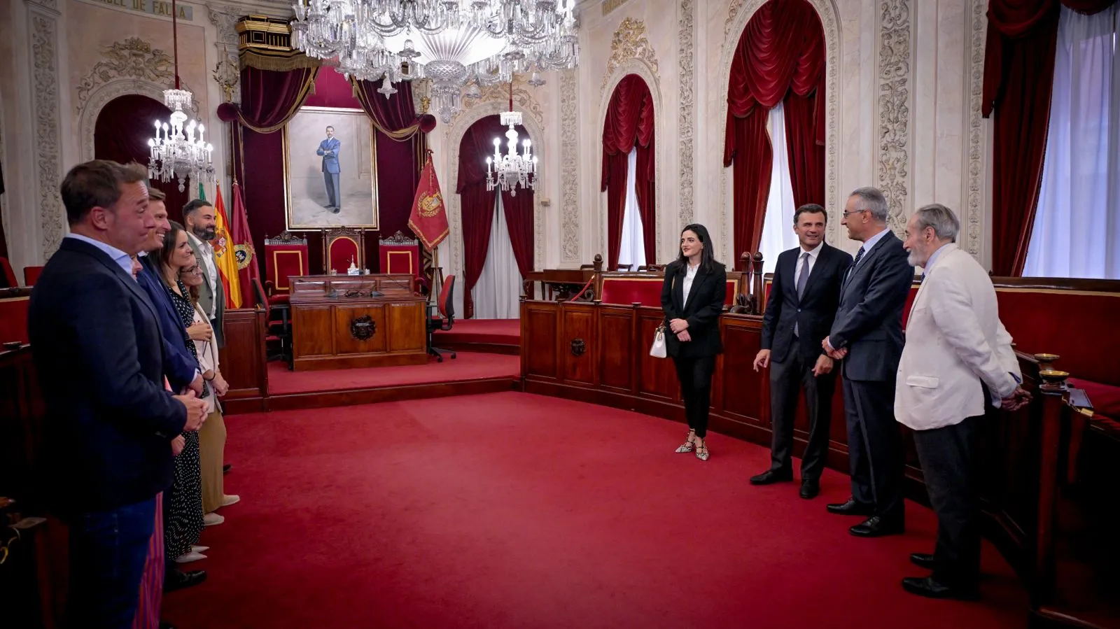 Un momento de la visita junto con el alcalde al Salón de Plenos 