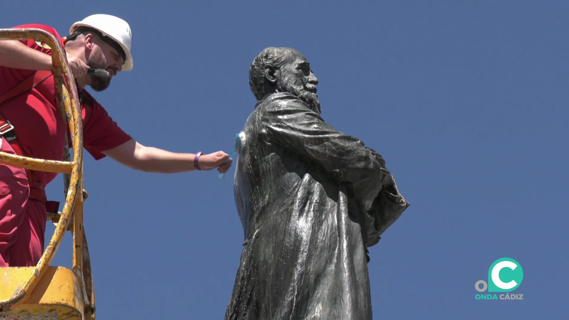 Un operario en plena labor de acondcionamiento 