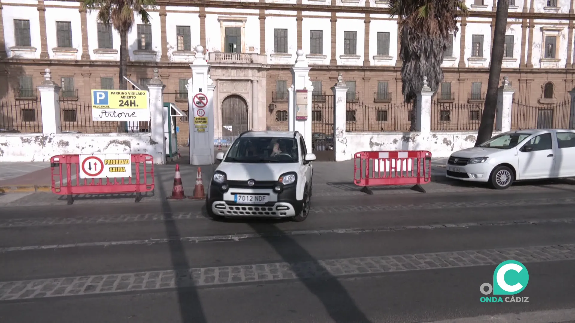 Vehículo abandonando el estacionamiento del inmueble 