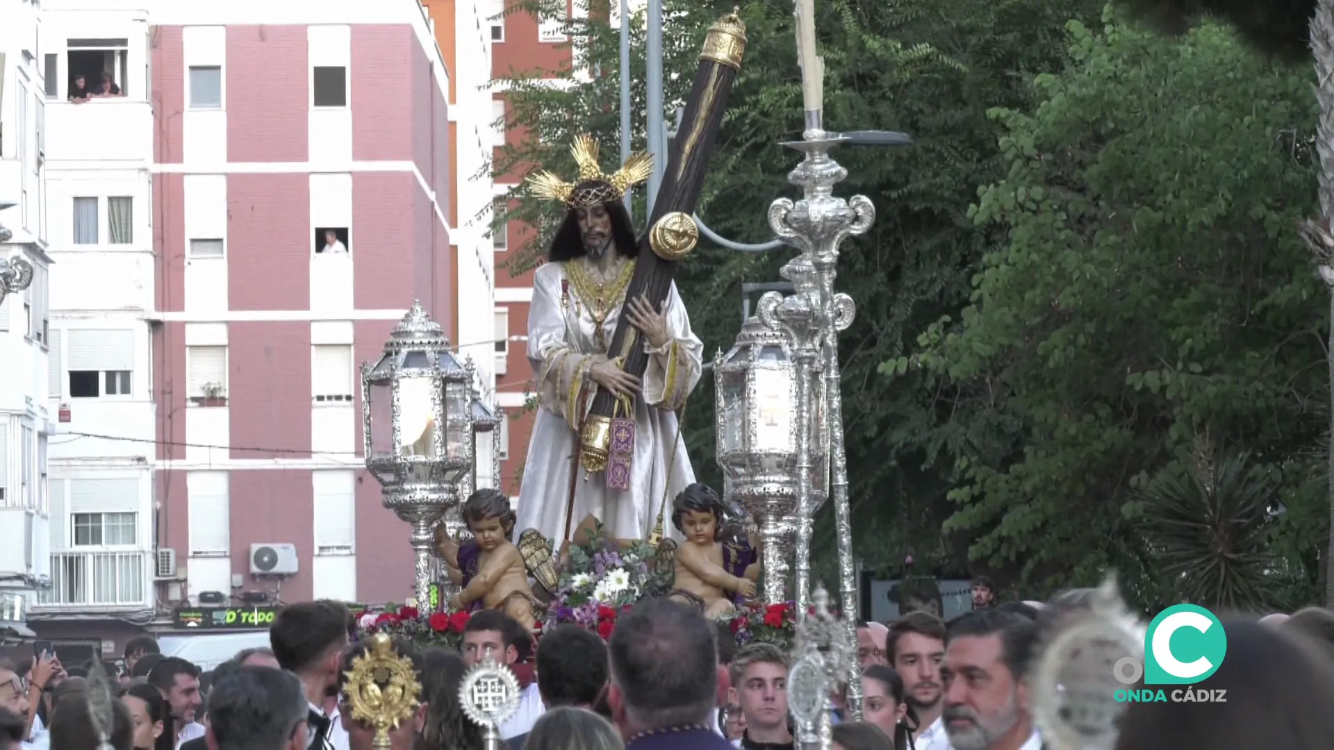 Muchas personas acogieron al Señor de Cádiz a su llegada al plaza Virgen de Loreto