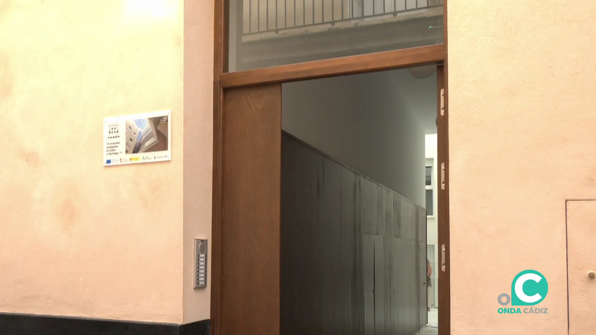 Entrada al inmueble en el centro de la capital gaditana